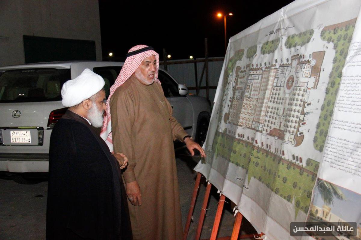 يشرح لسماحة الشيخ علي مخطط مشروع صالة الأفراح