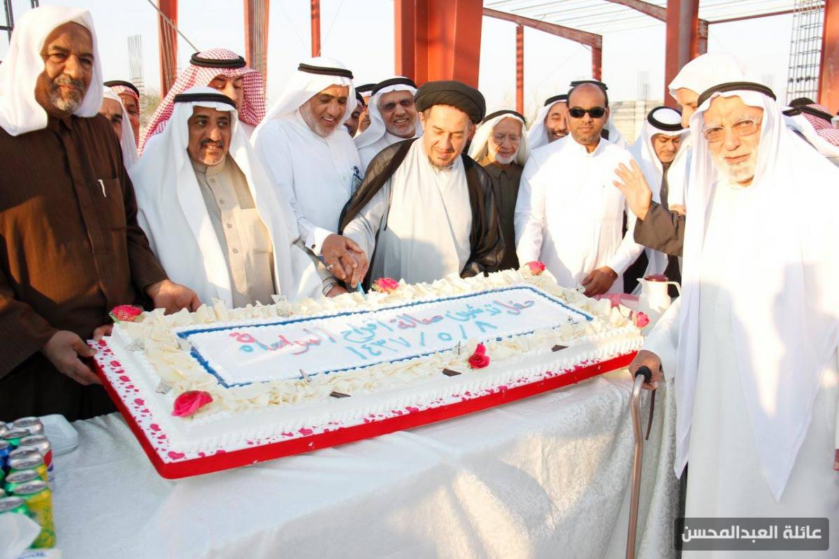 أثناء تدشينه لبدأ العمل في صالة الأفراح التابعة لجمعية المواساة الخيرية